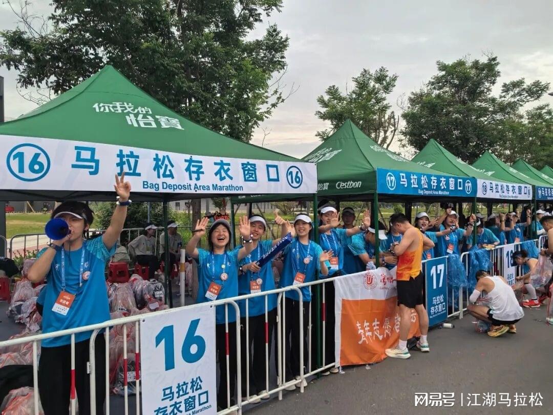 铜梁龙将士到安居古城“过端午”，刘建业包粽子“汗颜了”