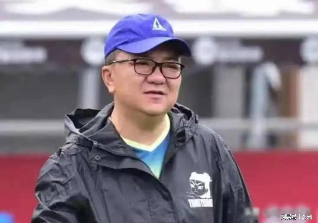 饿了？拉门斯被拍到在比利时替补席啃苹果