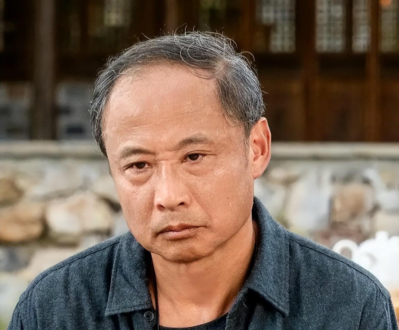 饿了？拉门斯被拍到在比利时替补席啃苹果