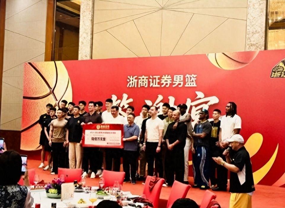 记者拉比奥、于帕、楚阿梅尼、萨利巴缺席训练前者母亲探班扑空