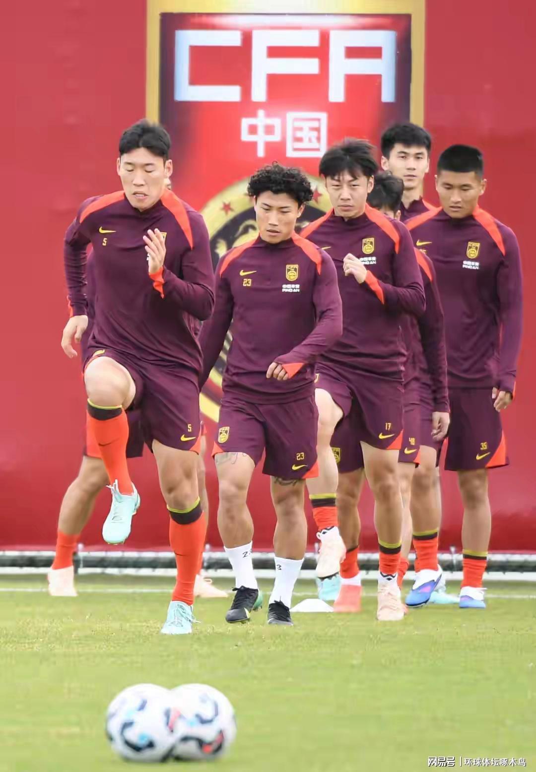 郑钦文逆转萨卡里终结连败，心态蜕变守住草地首胜