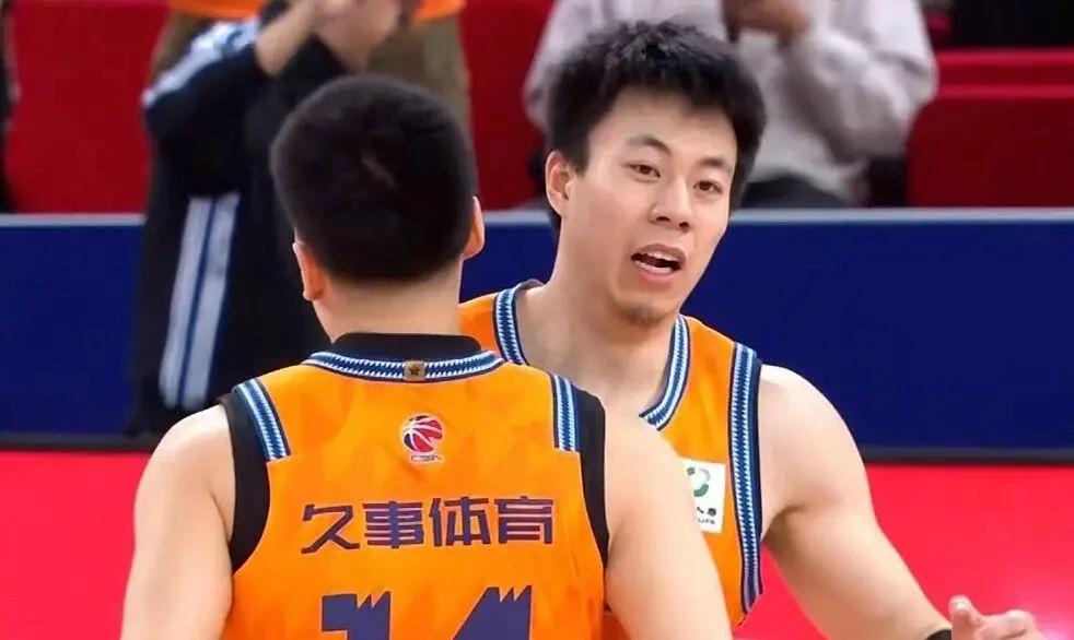 文班亚马被质疑“哨子护体”?库里球迷翻出2016年旧账
