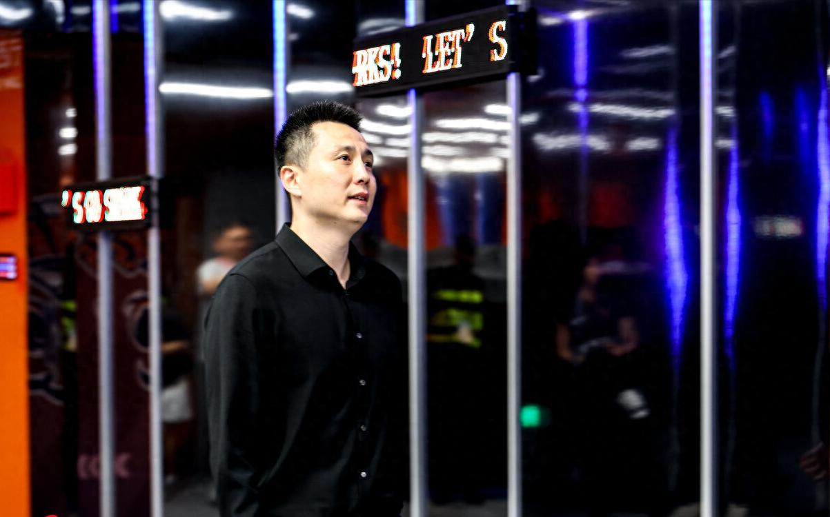 明明季后赛表现更优!为什么詹姆斯续约优先级低于里夫斯
