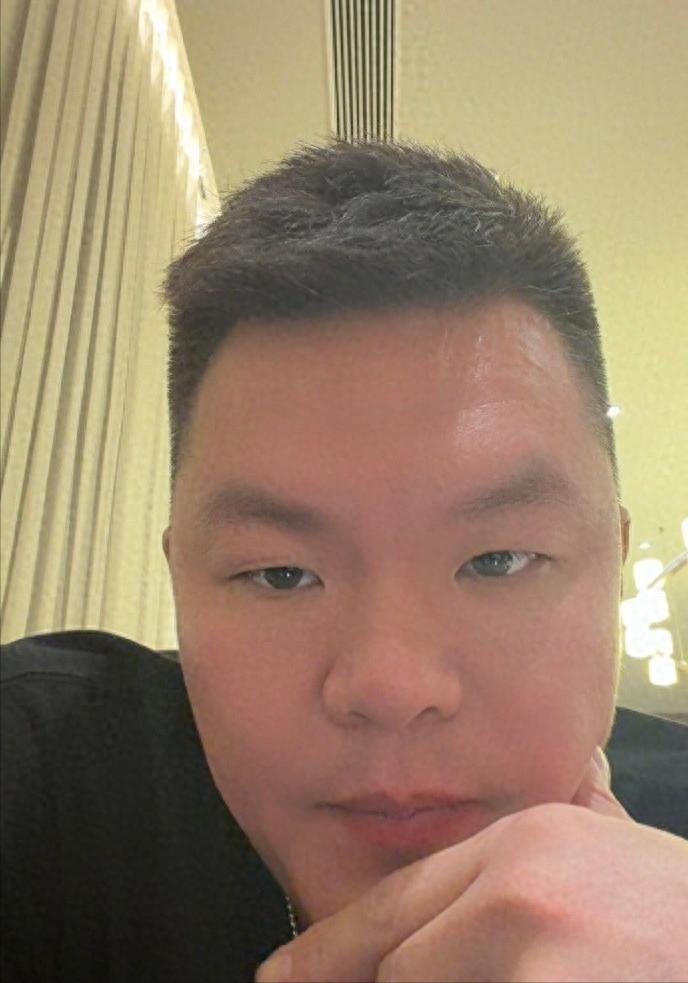 马刺主帅谈福克斯被批评:我不看社媒也不在乎,对他有100%信心