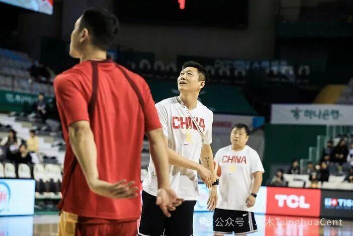 尼克斯队时隔53年NBA再夺冠,中锋罗宾逊晒比赛前酒店抓蛇视频