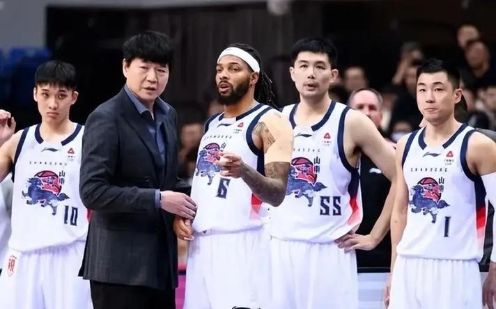 马刺主帅谈福克斯被批评:我不看社媒也不在乎,对他有100%信心