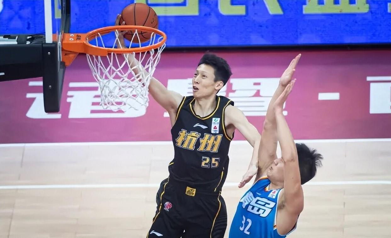 老鹰1年1400万美元留住澳洲中锋，他们也是付出了不小的代价？