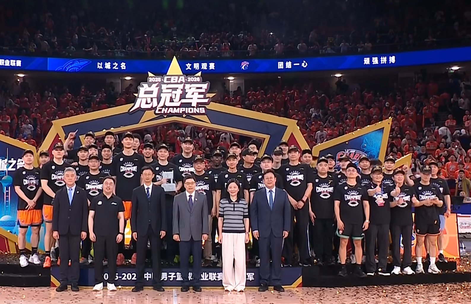 马刺领先16分半场被追到仅领先5分 文班9+9+5帽布伦森16分