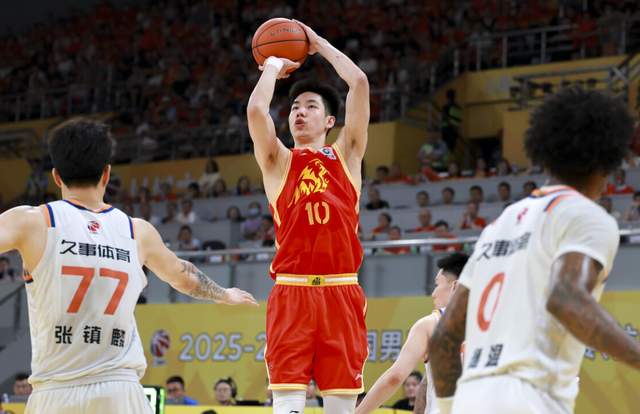 NBA总决赛G5首发出炉:双方均不变阵 马刺固执仍用福克斯首发