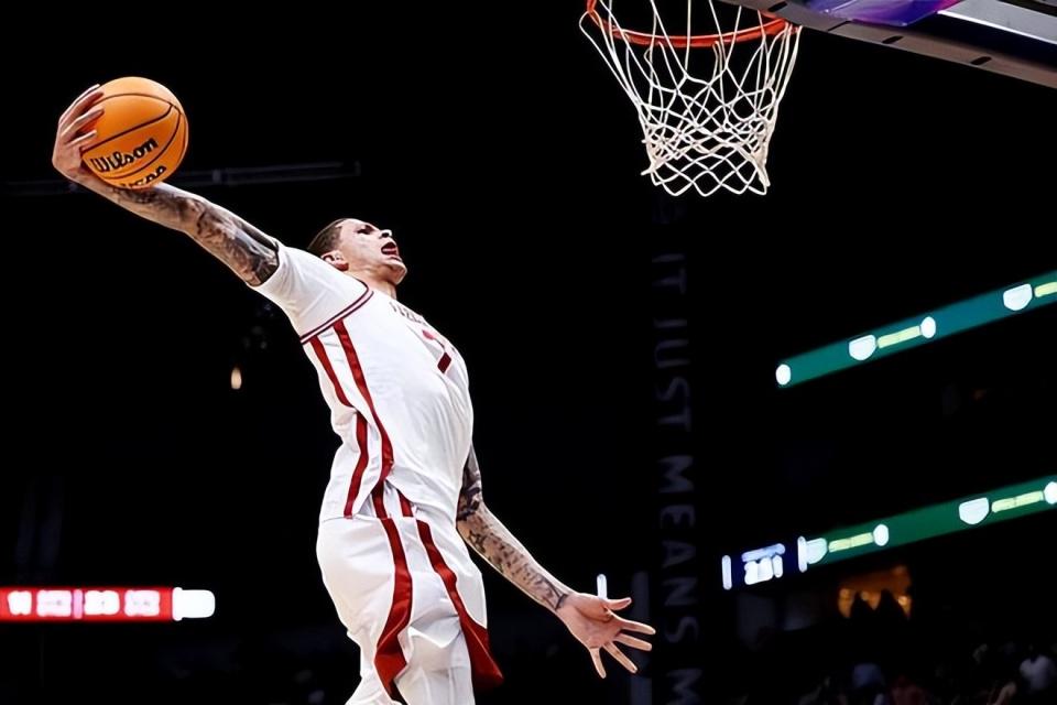 乐虎体育NBA总决G5邀米奇·盖顿赛前唱国歌