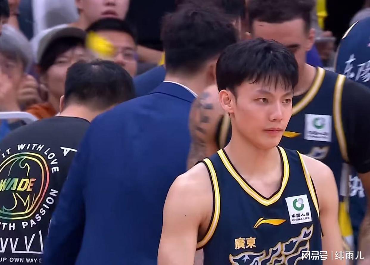 NBA总决赛G5首发出炉：双方均不变阵 马刺固执仍用福克斯首发