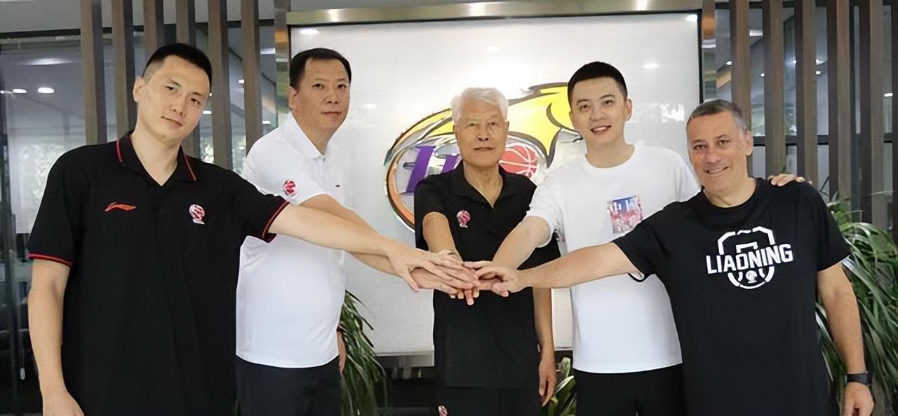 詹姆斯再次自戴皇冠！与乐福一起现身克罗地亚：助威旗下摩托艇队