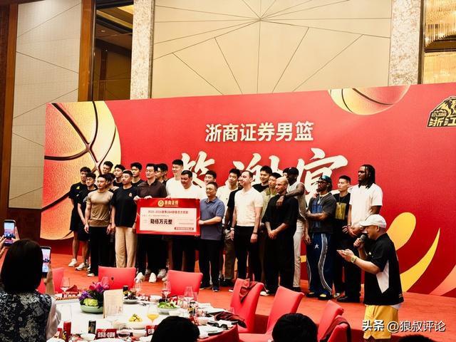 郑钦文三盘逆转萨卡里 终结连败斩获草地赛季首胜