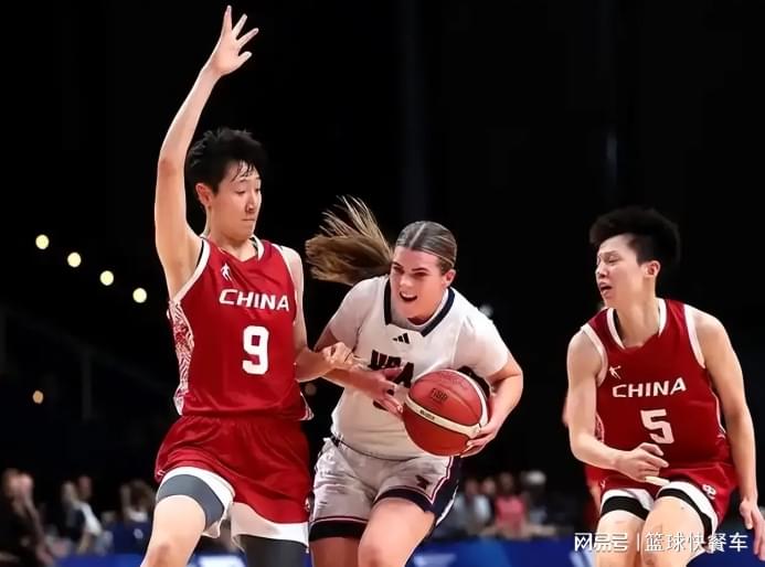 世界杯冠军，伯纳乌全场致敬库库雷利亚和奥亚萨瓦尔